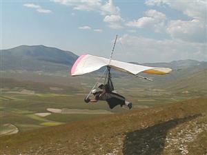 Castelluccio di Norcia - Deltaplano e Parapendio Scuola di volo nel parco dei Sibillini in Umbria