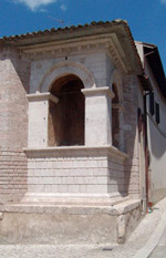 Tempietto - edicola votiva del XIV secolo - a Norcia in Via Umberto